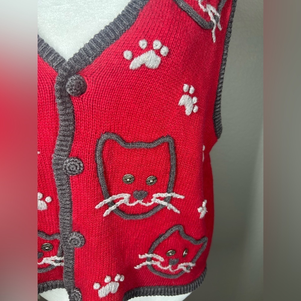 VINTAGE Timberlea Cat Embroidered Sweater Vest Red Gray Button Front Size Small - Picture 2 of 9
